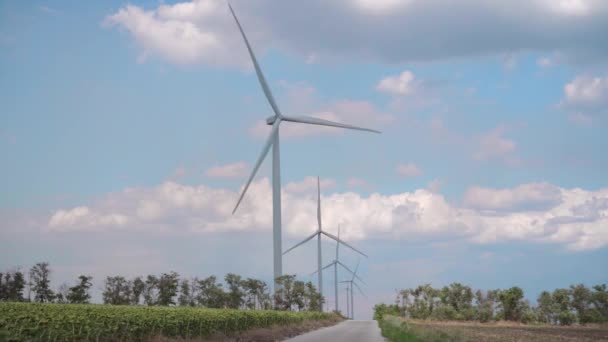 Hernieuwbare Energie Alteranativnye Energiebronnen Windturbine Produceert Energie Tegen Achtergrond Van — Stockvideo