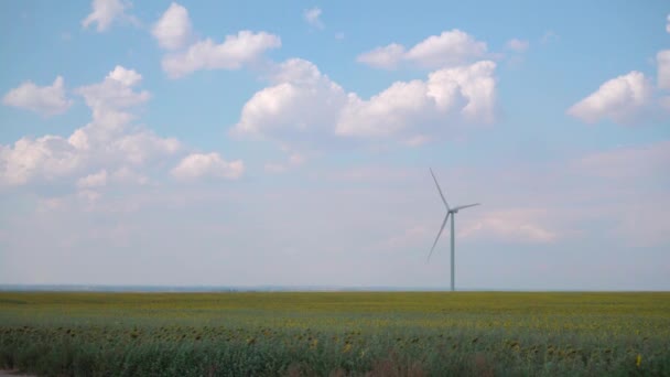 Yenilenebilir Enerji Alteranativnye Enerji Kaynakları Rüzgar Türbini Mavi Gökyüzünde Beyaz — Stok video