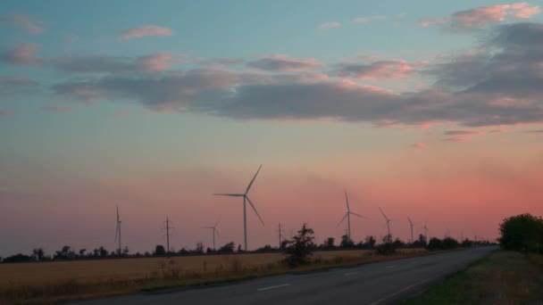 Wind Generator Verandert Een Silhouet Tegen Achtergrond Van Felle Kleuren — Stockvideo