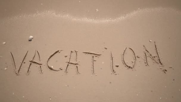 Inscriptie Het Zand Dat Golf Wegspost Het Einde Van Vakantie — Stockvideo