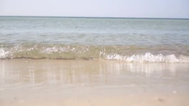 Mar Calmo Litoral Pequenas Ondas Rolam Lentamente Para Costa Arenosa — Vídeo de Stock