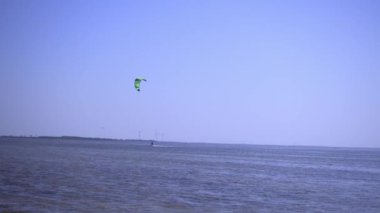 Deniz eğlencesi. Deniz dalgalarında sörf yapıyorum. Aktif yaşam tarzı