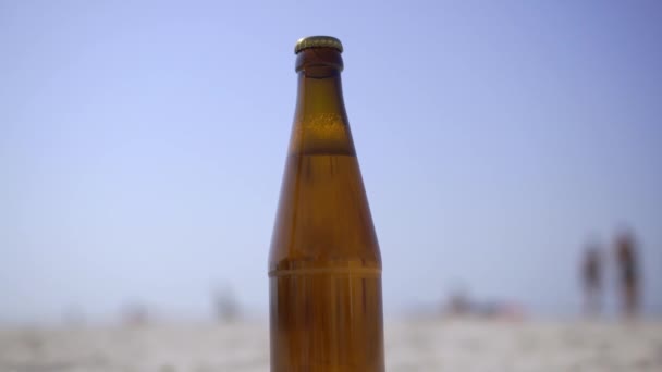 Uma Garrafa Cerveja Fica Água Costa Lavada Por Uma Leve — Vídeo de Stock