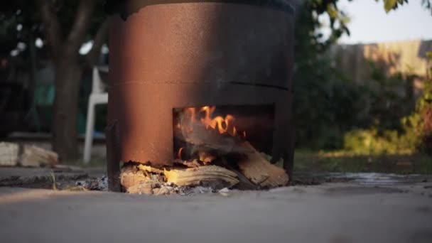 Σιδερένια Σόμπα Καμένο Ξύλο Έντονη Θερμότητα Μαγείρεμα Στη Φωτιά — Αρχείο Βίντεο