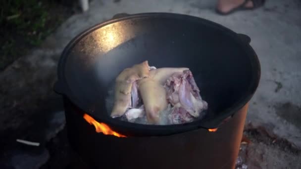 Cozinhar Pilaf Uma Panela Grande Sobre Uma Fogueira Aberta Carne — Vídeo de Stock