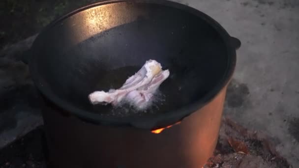 Cozinhar Pilaf Uma Panela Grande Sobre Uma Fogueira Aberta Carne — Vídeo de Stock