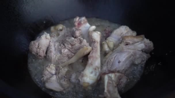 Cottura Pilaf Una Grande Pentola Sopra Fuoco Aperto Carne Fritta — Video Stock