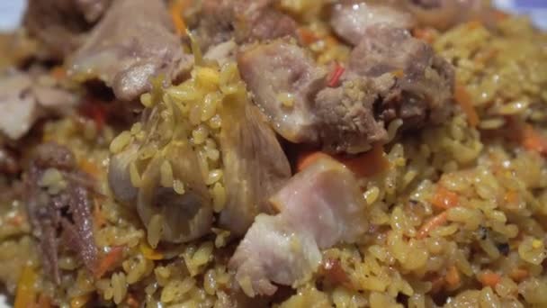 Готовый Плов Мясом Специями Тарелке Вкусное Восточное Блюдо — стоковое видео