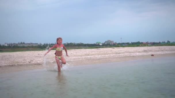 Glückliches Mädchen Läuft Ins Meer Frohe Feiertage Der Küste — Stockvideo
