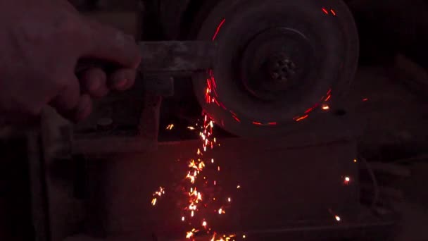 在慢动作切割和研磨金属时 从角磨床飞向深色背景上的火花 — 图库视频影像