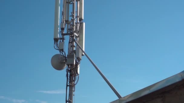 无线移动网络和电信互联网连接的蜂窝塔天线的特写 蜂窝技术 — 图库视频影像