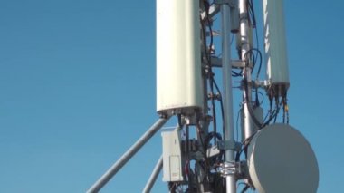 3g, 4g veya 5g kablosuz mobil ağlar ve telekomünikasyon Internet bağlantısı için bir baz istasyonu antenyakın çekim. Hücresel teknoloji.