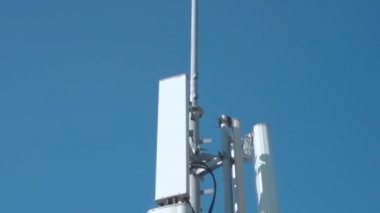 3g, 4g veya 5g kablosuz mobil ağlar ve telekomünikasyon Internet bağlantısı için bir baz istasyonu antenyakın çekim. Hücresel teknoloji.