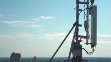 3g, 4g veya 5g kablosuz mobil ağlar ve telekomünikasyon Internet bağlantısı için bir baz istasyonu antenyakın çekim. Hücresel teknoloji.