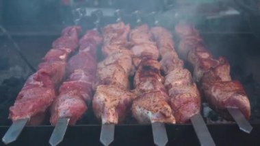 Barbeküde ızgara yapılan et şişleri yakın plan.