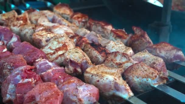 Nahaufnahme Einiger Fleischspieße Die Grill Gegrillt Werden — Stockvideo