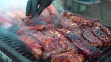 Barbeküde ızgara yapılan et şişleri yakın plan.