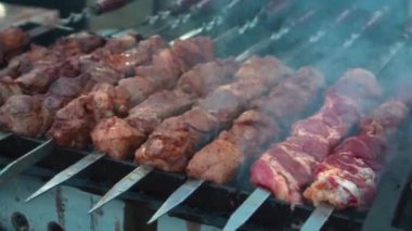 Barbeküde ızgara yapılan et şişleri yakın plan.