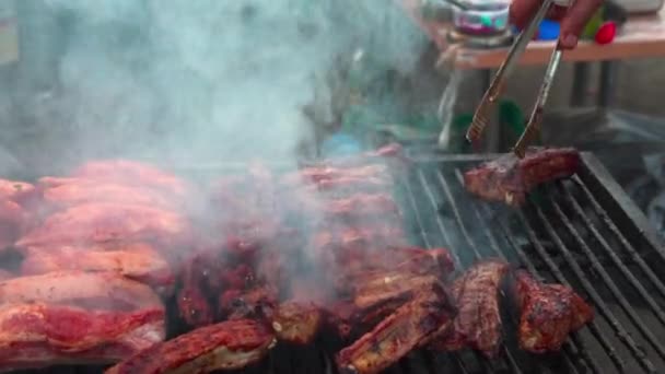 烧烤时烤肉架的特写镜头 — 图库视频影像