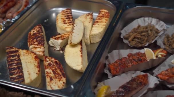 Comida Plancha Escaparate Con Salchichas Champiñones Queso Verduras — Vídeo de stock