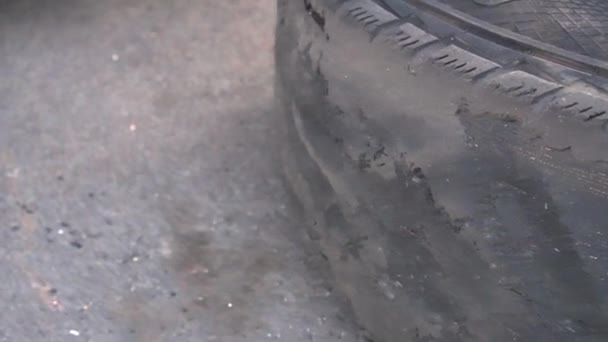 Neumáticos Viejos Desgastados Desgastados Sin Pisada Hora Cambiar Los Neumáticos — Vídeo de stock