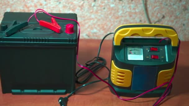 Auto Batterij Met Twee Jumpers Bevestigd Aan Terminals Acculader Auto — Stockvideo