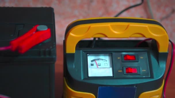 Autobatterie Mit Zwei Steckern Die Den Klemmen Befestigt Sind Batterieladegerät — Stockvideo