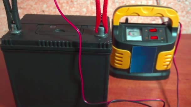 汽车电池 端子上固定有两个跳线 充电器 冬季汽车准备 — 图库视频影像