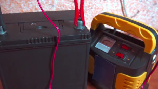 Auto Batterij Met Twee Jumpers Bevestigd Aan Terminals Acculader Auto — Stockvideo