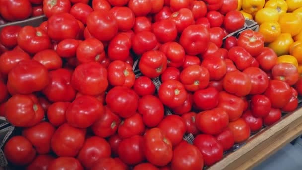 Rode Rijpe Tomaten Kartonnen Dozen Liggen Etalage — Stockvideo