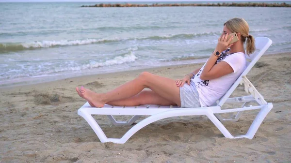 Meisje rustend op een ligstoel aan zee — Stockfoto