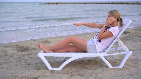 Mädchen ruht auf einem Liegestuhl am Meer — Stockfoto