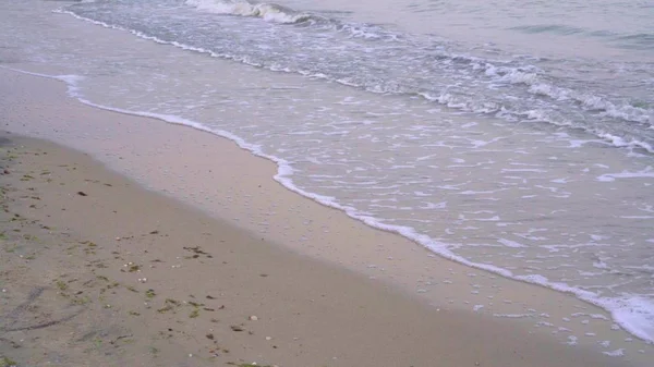 Avond en verlaten kust met kleine golven — Stockfoto