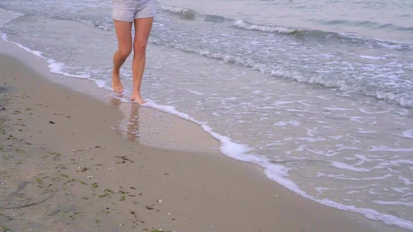 Ragazza a piedi sulla riva del mare — Foto Stock