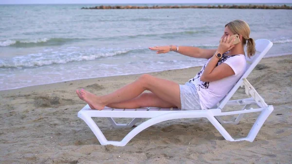 Mädchen ruht auf einem Liegestuhl am Meer — Stockfoto