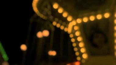 Bir eğlence parkında atlıkarıncagece görünümü. Mutlu çocukluk. Dinlenme, çocuklar için sevinç