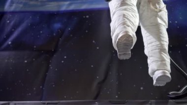 Koruyucu giysi giyen bir astronotun ayakları. Ağırlıksız