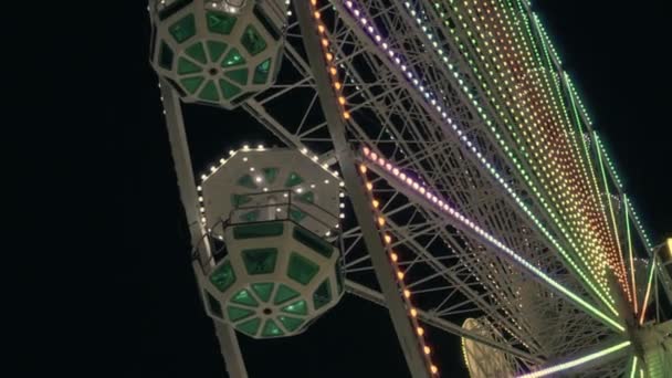 Vista Nocturna Noria Luces Multicolores Brillantes Parque Atracciones — Vídeos de Stock