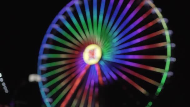 Вид Нічне Колесо Яскраві Різнокольорові Вогні Парк Розваг — стокове відео