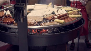 Izgarada et ve sosis pişirmek. Sokak yemekleri