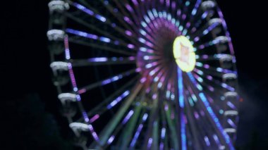 Dönme dolabın gece manzarası