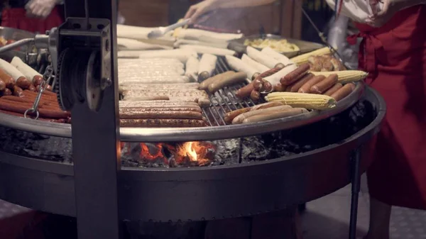 Gotowanie mięsa i kiełbasy na grillu. Jedzenie uliczne — Zdjęcie stockowe