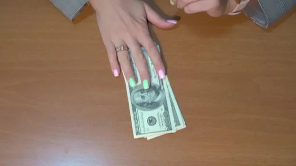 Close-up, mãos femininas estão segurando notas de cem dólares . — Fotografia de Stock