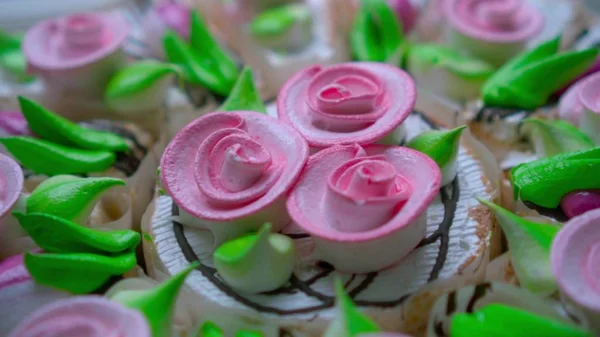 Εορταστικό κέικ με ροζ λουλούδια. Γλυκά, επιδόρπιο. — Φωτογραφία Αρχείου