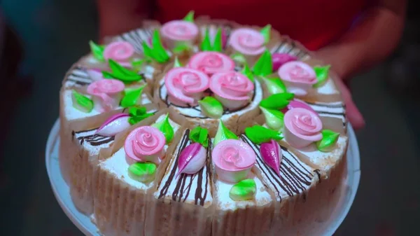 A menina segura um belo bolo de férias com rosas creme em suas mãos . — Fotografia de Stock