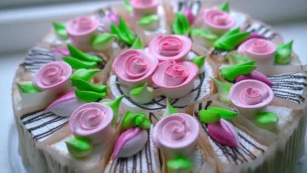 Feestelijke Cake Met Roze Bloemen Snoep Dessert — Stockvideo