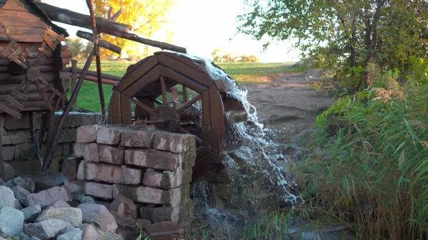 Alte hölzerne Wassermühle mit rotierendem Rad — Stockfoto