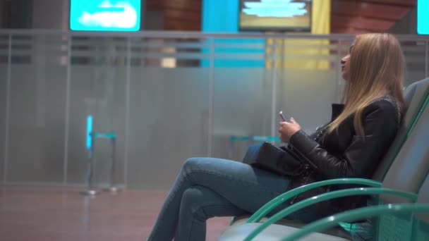 Young Woman Tourist Station Waiting Her Flight Looking Her Smartphone — Stock Video