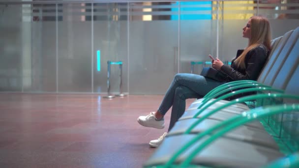 Young Woman Tourist Station Waiting Her Flight Looking Her Smartphone — Stock Video