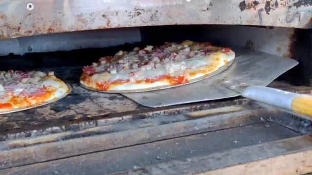 Gotowanie Pysznej Pizzy Piekarniku Piekarz Łopatką Przerzuca Pizzę Która Jest — Wideo stockowe